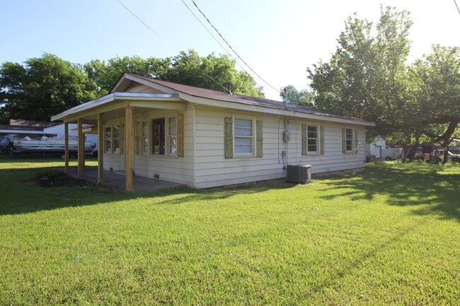 Building Photo - 400 N Waldrip St