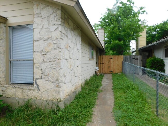 Building Photo - GCC Properties I LP Management Acct2 (1002 Fieldwood Dr)