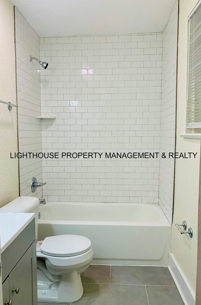 Building Photo - Fully Renovated & Cozy 3 Bed/2 Bath with F...