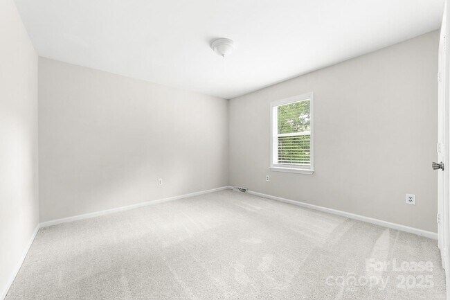 Building Photo - 616 Silversmith Ln