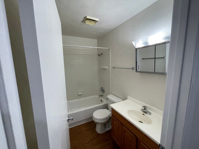 Building Photo - 2 BR townhouse with basement and off street parking