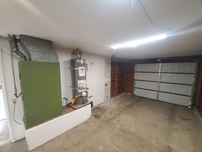 Building Photo - 3-bedroom home with remodeled kitchen and fenced backyard!