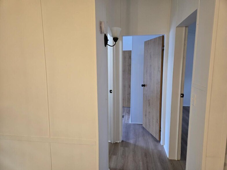 Hallway to 2 Bdr and Bath - 2320 Delmar Rd