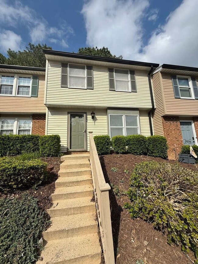 Building Photo - Move-In Ready North Raleigh Townhome Near I-440 & I-540