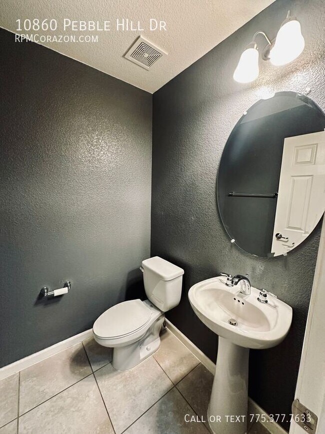 Building Photo - 10860 Pebble Hill Dr
