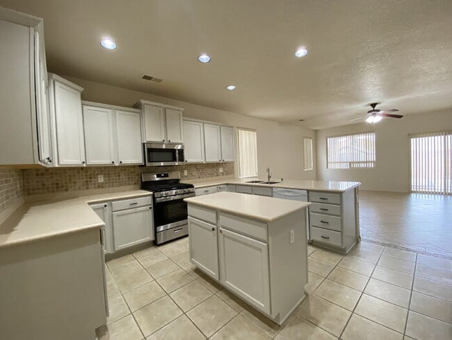 Building Photo - Large 5BR/2Story w/Balcony - Northern Meadows