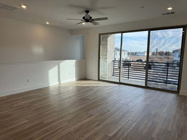 Building Photo - 568 W. Balsam Lane  (Peach & Spruce)