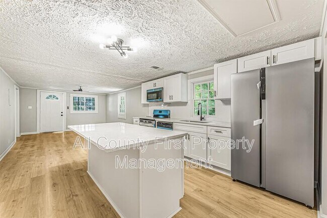 Building Photo - 2845 3rd Ave SW