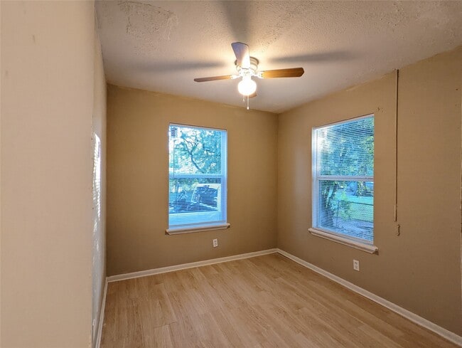 Building Photo - 2016 Creston Dr