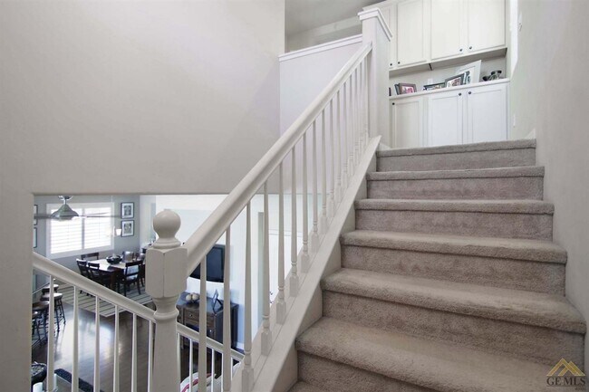 Building Photo - Gorgeous Home in a Gated Community with Pool!