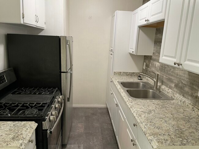 Kitchen - 6128 De Longpre Ave