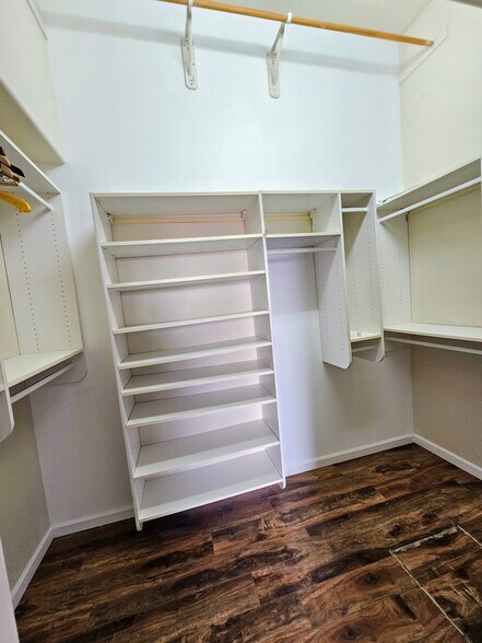 Building Photo - 8713 Spinner Ct