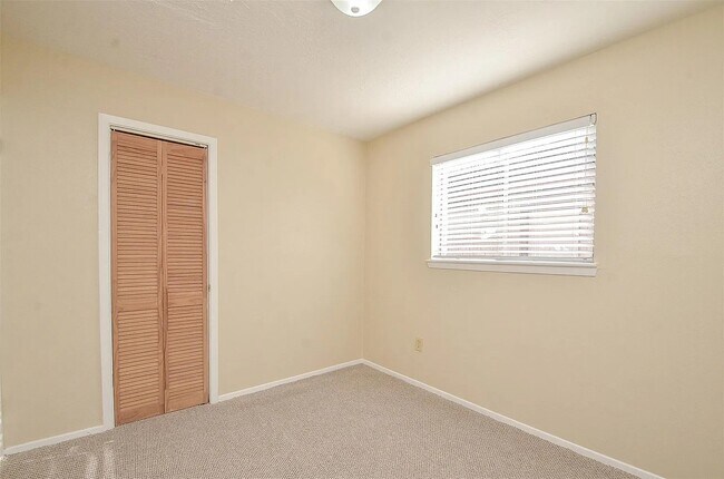 Building Photo - 10119 Leawood Blvd