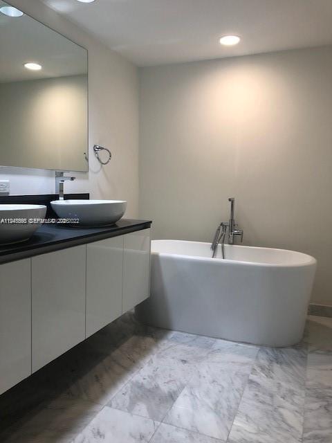 Building Photo - 9821 E Bay Harbor Dr