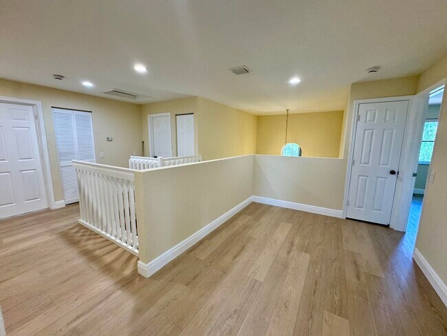 Building Photo - 898 Tulip Cir