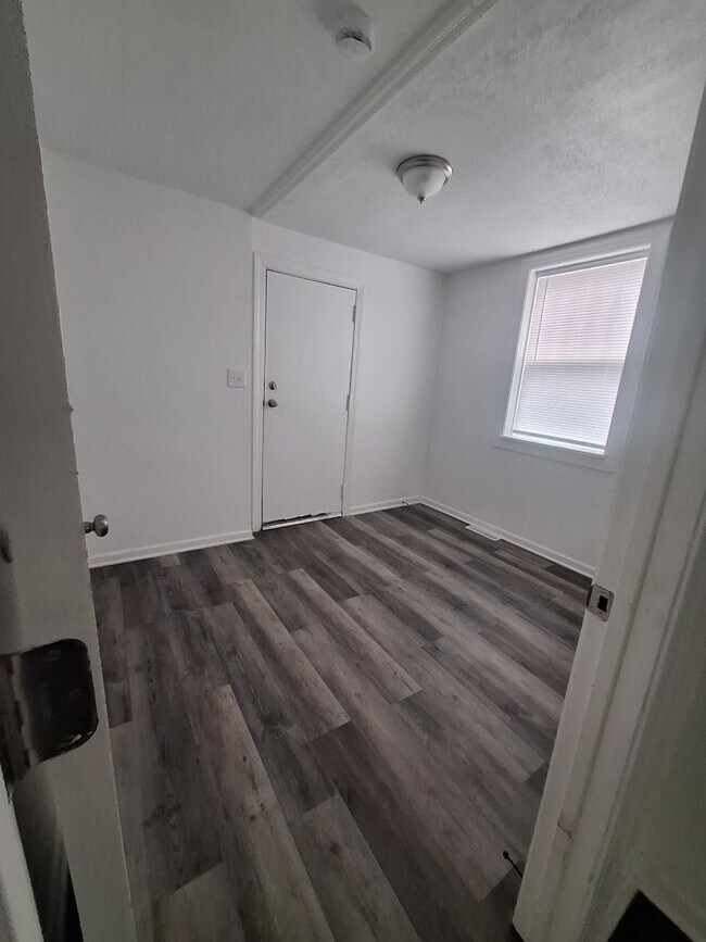 Building Photo - 320 W 16th St