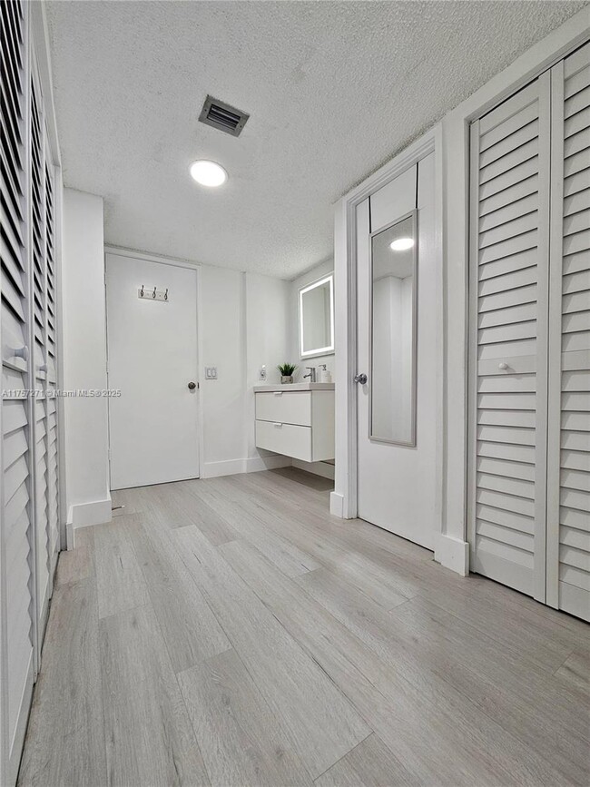 Building Photo - 3731 N Country Club Dr