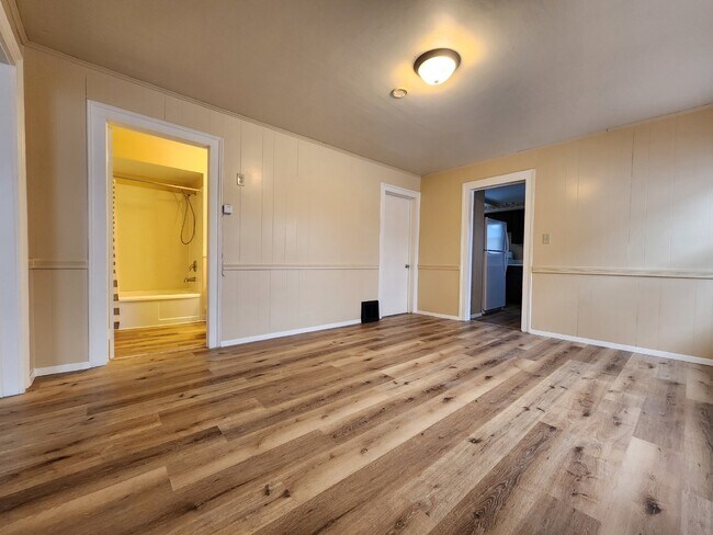 Building Photo - Large 4-Bedroom Home with a Spacious Layout.