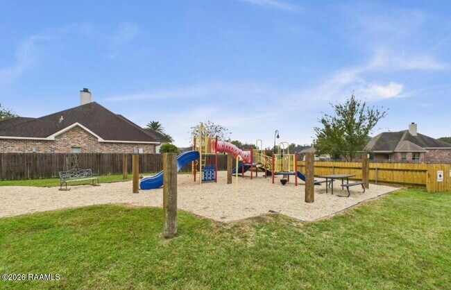 Building Photo - 1007 Southlake Cir