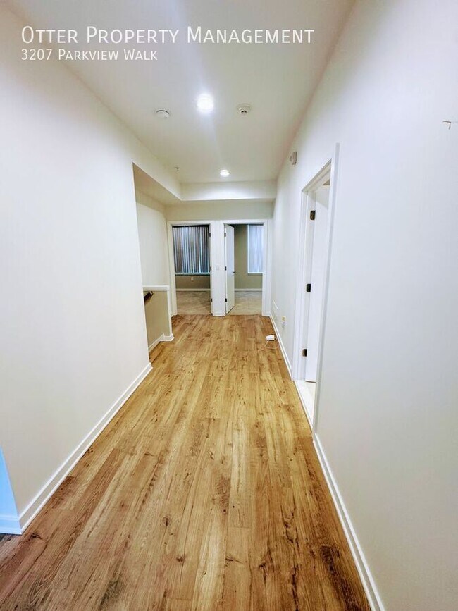 Building Photo - 3207 Parkview Walk