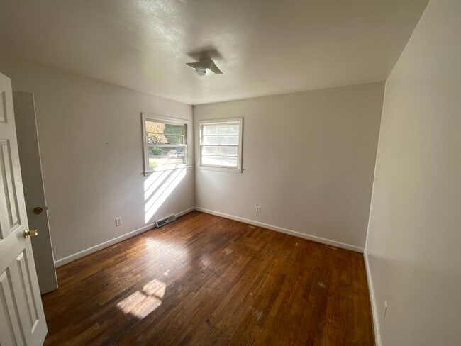 Building Photo - 1640 Lincoln Dr