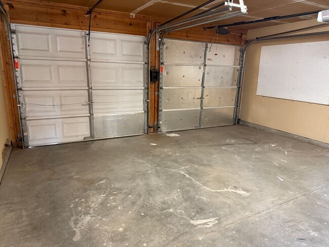 Building Photo - Nice 4 br, 1.75 ba, 2 living areas, 2 car ...