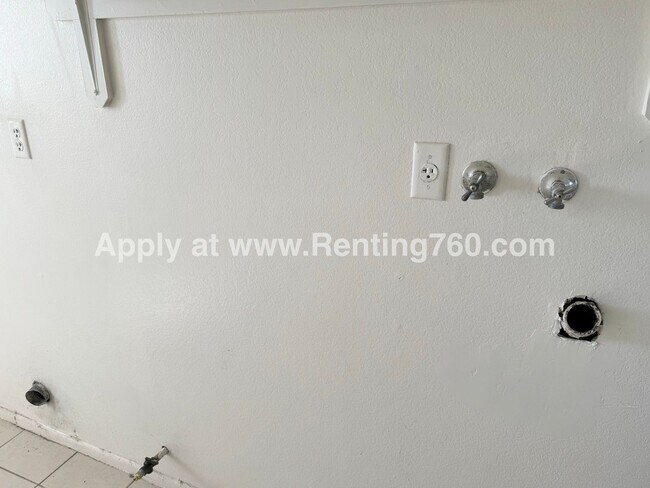 Building Photo - Spacious 2 Bed 1 Bath Home With Indoor Lau...