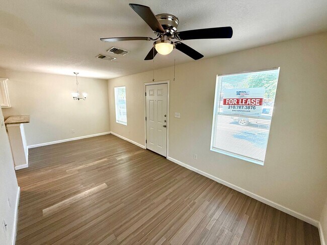 Building Photo - 1611 N Navidad St