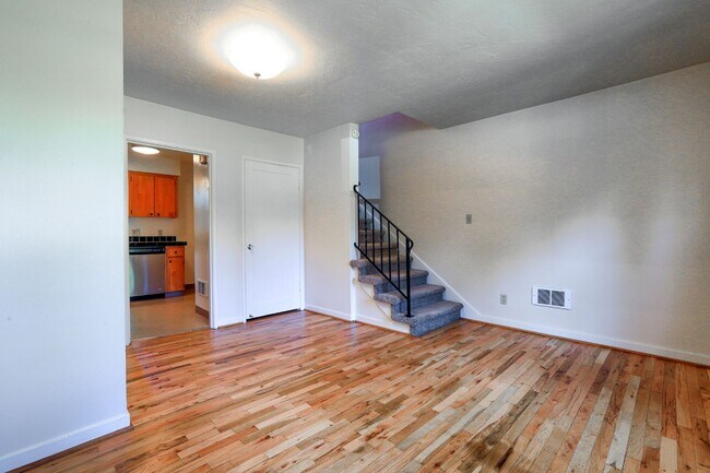 Building Photo - Classic Mid-Century 1-Bedroom Townhouse!