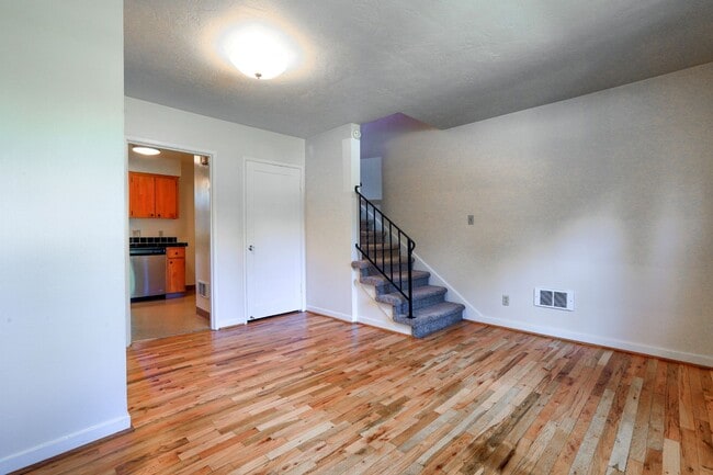 Building Photo - Mid Century Townhouse in Cedar Hills with Modern Amenities!