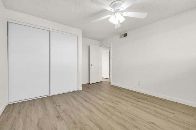 Building Photo - 6 Bedroom! 4 1/2 BATHS!  ASU! Diving Pool! Less than 1 mile to campus