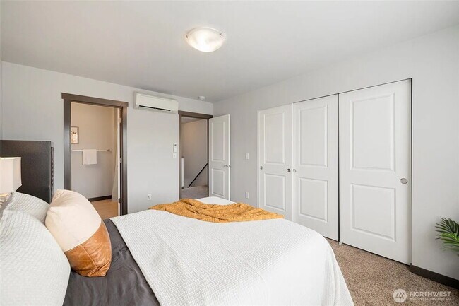 Building Photo - Modern 2-Bed, 2.5-Bath in Prime Location -...