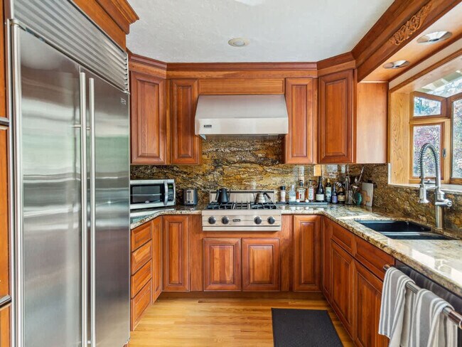 Building Photo - 751 Toyon Dr