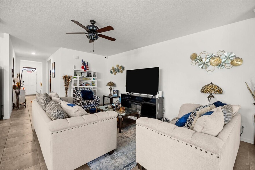 Building Photo - 6545 NW Oaklawn Way