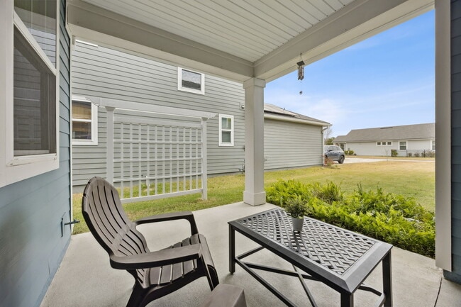 Building Photo - 141 Redbud Ln