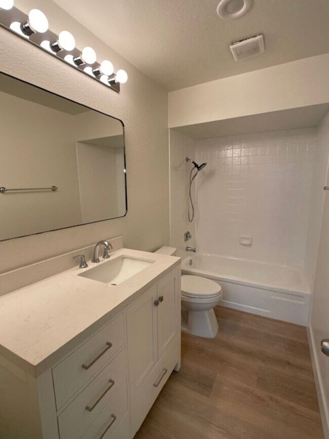 Building Photo - Thousand Oaks Totally Remodeled 3 Bed 2 Full Bath