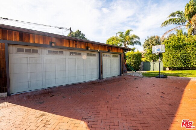 Building Photo - 2544 3rd St