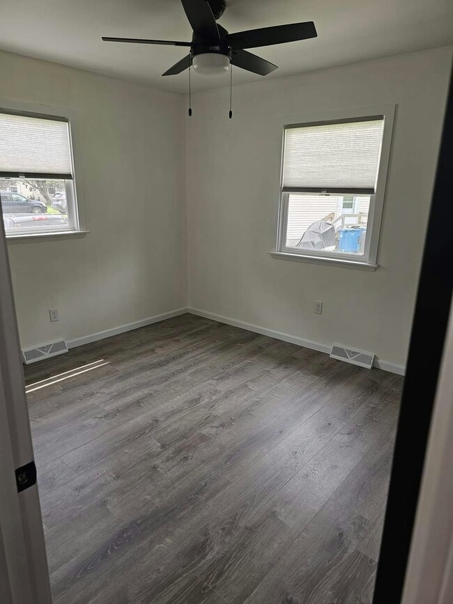 Building Photo - 350 Crestline Ct