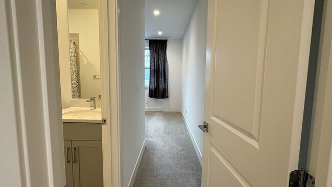 Building Photo - Modern 3BR/3BA Townhome in Prime Mountain View Location