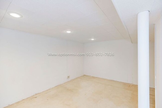 Building Photo - Towers 120- Spacious towhnhome!
