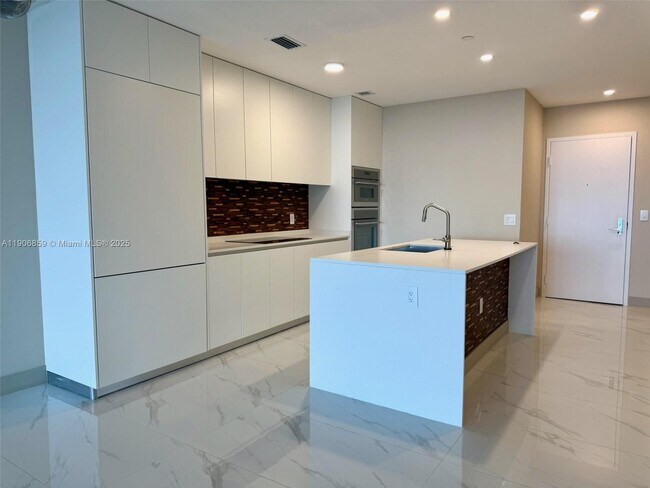 Primary Photo - 700 NE 24th St