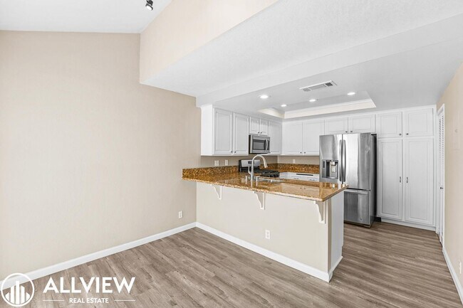 Building Photo - 2 Bedroom, 2 Bathroom Updated Townhome in ...