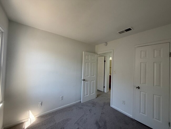 Building Photo - Virginia Beach Townhouse