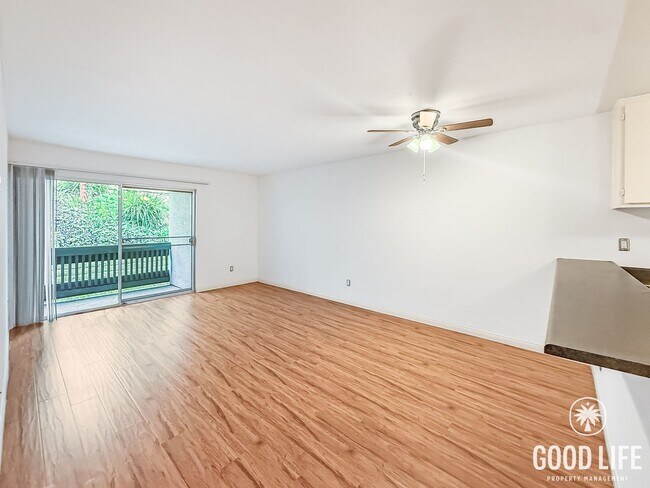 Building Photo - Charming 1B/1BA Condo in Bay Ho w/ Walk-In Closet, Ceiling Fans & New Flooring!