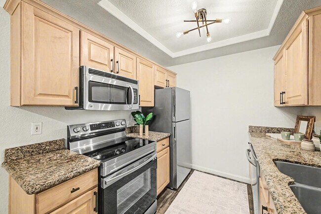 Building Photo - 2121 W Royal Palm Rd