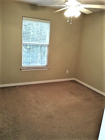 Building Photo - 1806 Knollcrest Cir