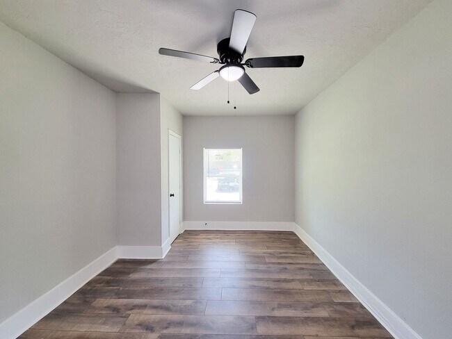 Building Photo - Welcome to this inviting single-family residence in the desirable South Park/Sunnyside area of Ho...