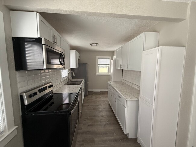 Building Photo - 3 Bedroom Home