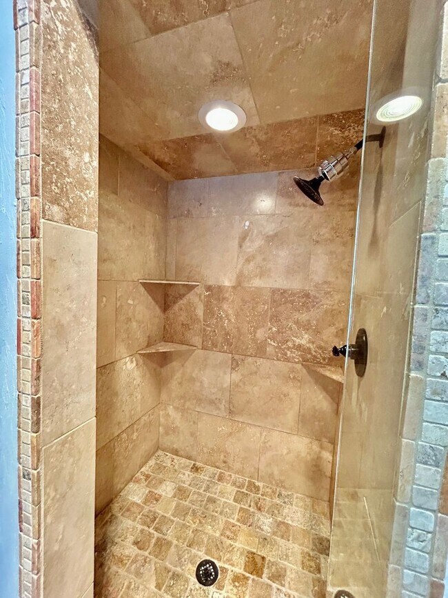 Building Photo - Oak Tree with a pool!!