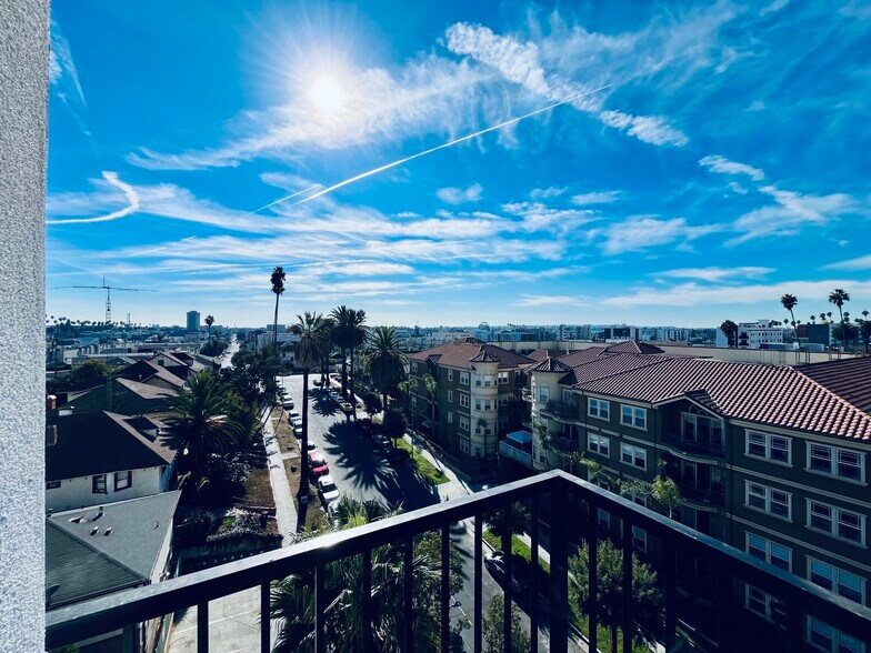 Building Photo - 904 S New Hampshire Ave